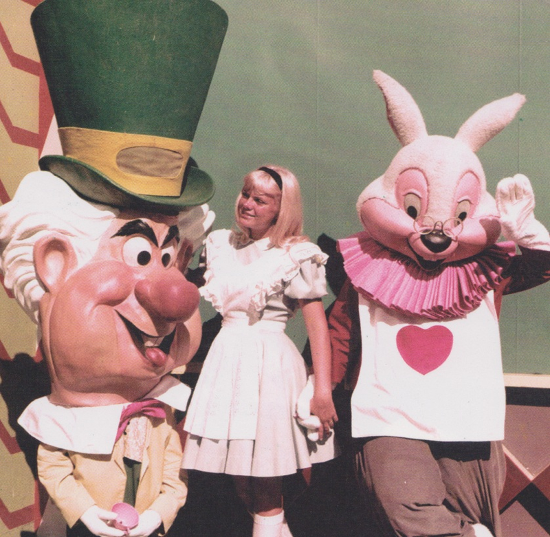 Illustration for article titled Vintage Disneyland character costumes were the fabric of nightmares